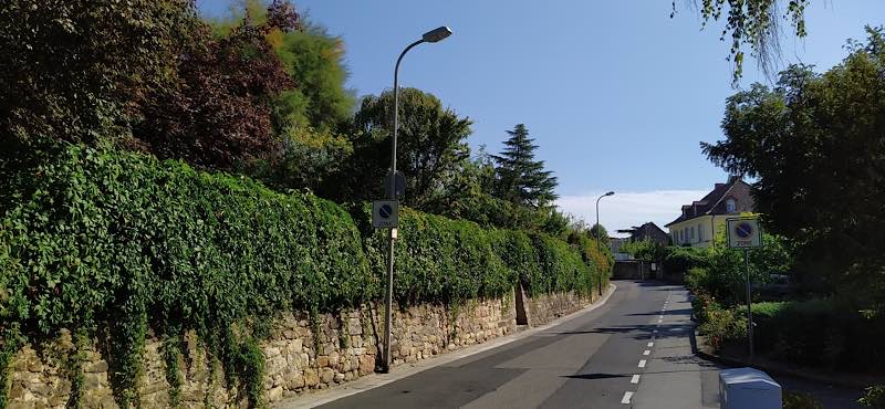 In der Villenstraße sind einige Beleuchtungsmaste nicht mehr standsicher. (Foto: Stadtverwaltung Neustadt)