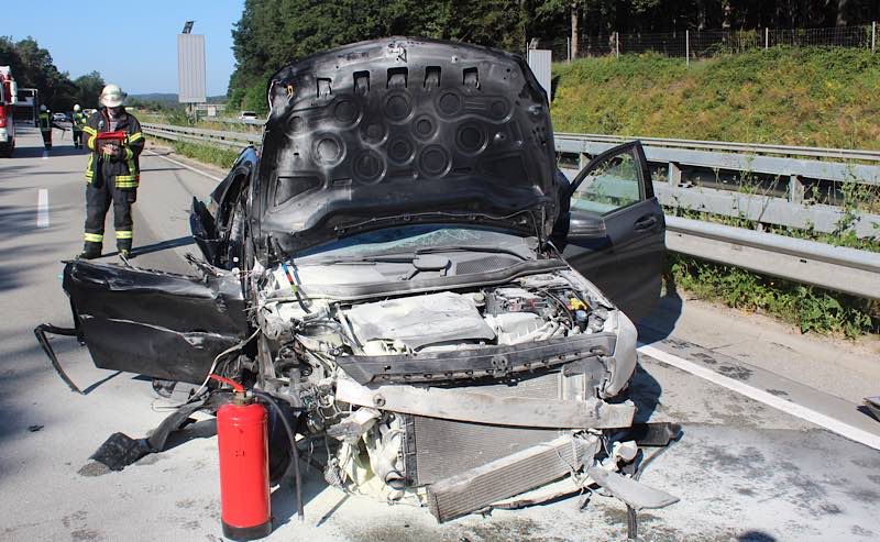 Total zerstörter PKW des Unfallverursachers (Foto: Polizei RLP)