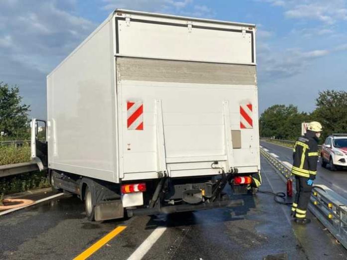 LKW in Mittelleitplanke © Feuerwehr Speyer