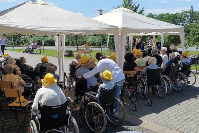 Landespolizeiorchesters Hessen_5er-Combo vor Senioreneinrichtung