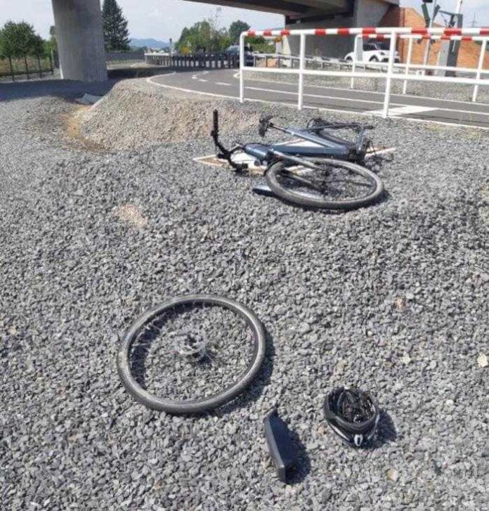 Von Zug erfasstes Fahrrad
