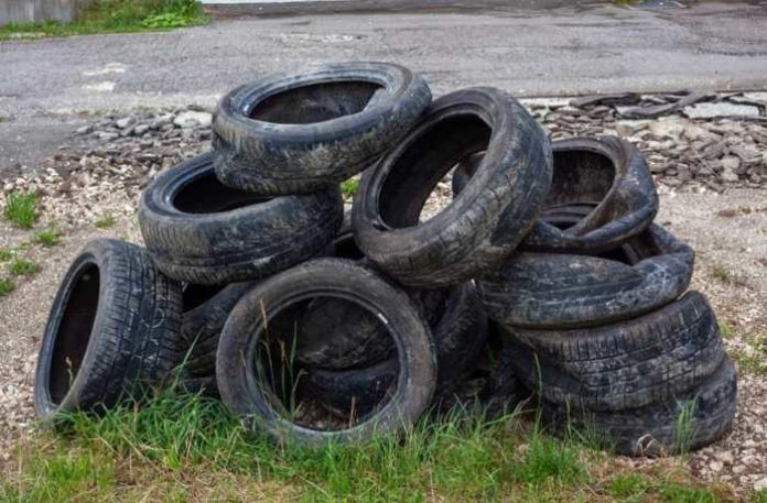 Symbolbild, alte Autoreifen illegal entsorgt © Filmbetrachter on Pixabay