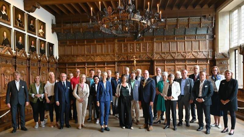 Gruppenbild im Friedenssaal Münster. Im Rahmen ihrer Bundeskonferenz, hier beim Empfang durch den Münsteraner Oberbürgermeister Markus Lewe im Friedenssaal Münster, appellierten die Präsidentinnen und Präsidenten, Regierungspräsidentinnen und Regierungspräsidenten noch einmal eindringlich an die Bevölkerung, sich impfen zu lassen. (Foto: Bezirksregierung Münster)