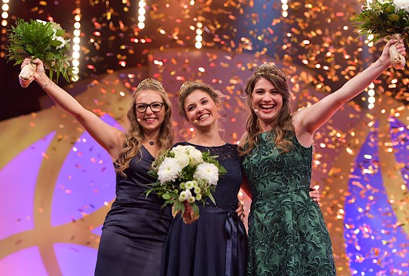 Wahl der deutschen Weinkönigin, Finale, 24.09.2021, Saalbau in Neustadt/W.Linda Trarbach (Ahr), Sina Erdrich (Baden), Saskia Teucke (Pfalz), (Foto: DWI)