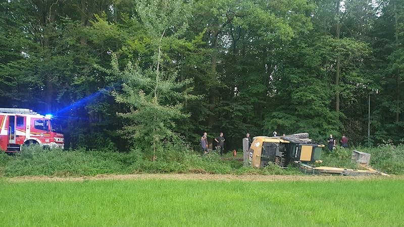 Der umgestürzte Bagger (Foto: Feuerwehr Haßloch)