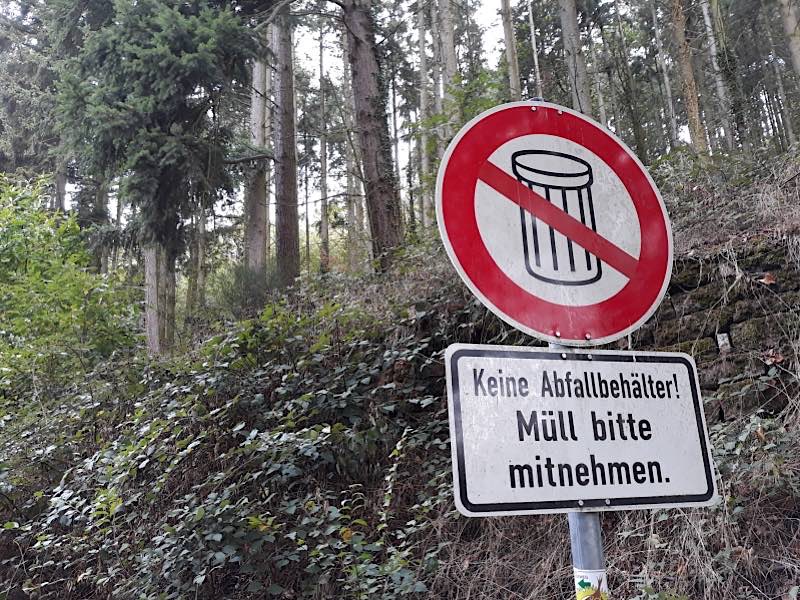 Abfall bitte mitnehmen (Foto: Landesforsten RLP/Lechnig)