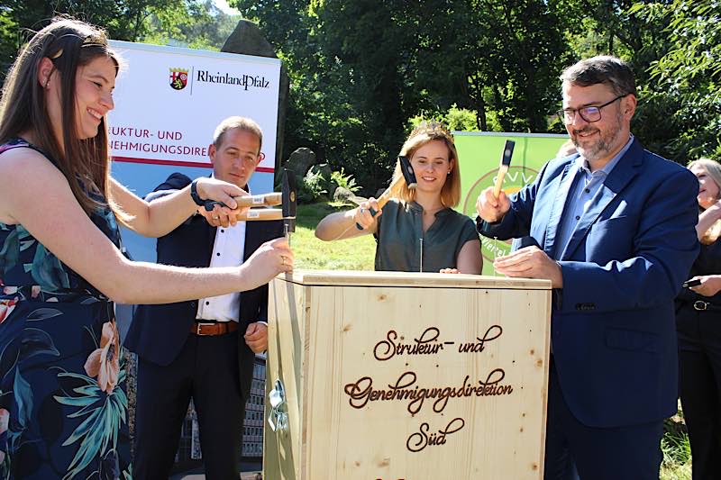 SGD Süd Foto1: Pfälzische Weinkönigin, SGD Süd-Präsident, Rheinhessische Weinkkönigin, OB Stadt Neustadt (Foto: SGD Süd)