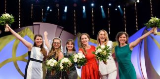 Nach einem spannenden Vorentscheid stehen (vlnr) Saskia Teucke (Pfalz), Linda Trarbach (Ahr), Sina Erdrich (Baden), Henrike Heinicke (Württemberg), Valerie Gorgus (Rheingau), und Marie Jostock (Mosel) im Finale zur Wahl der 73. Deutschen Weinkönigin. (Foto: DWI)