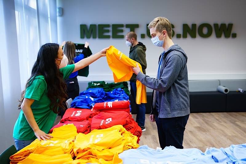 Traditionell wird am Einstellungstag das neue Ausbildungsmotiv fotografiert. In diesem Jahr wird es wieder ein Fotomosaik sein. Dafür werdend die 800 Jugendlichen in den BASF-Shirts fotografiert. (Foto: BASF SE)