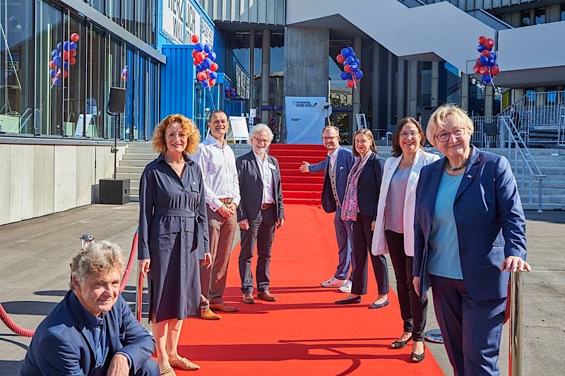 Ministerin Theresia Bauer, Oberbürgermeister Dr. Frank Mentrup, Intendant Dr. Ulrich Peters, Johannes Graf-Hauber - Geschäftsführender Direktor, Uta-Christine Deppermann - Künstlerische Betriebsdirektorin, Leiterin VB AK Ursula Orth, Projektleitung VB AK Dagmar Menzenbach sowie Ivica Fulir – Technischer Direktor und Nutzervertreter Bauvorhaben. (Foto: Arno Kohlem)
