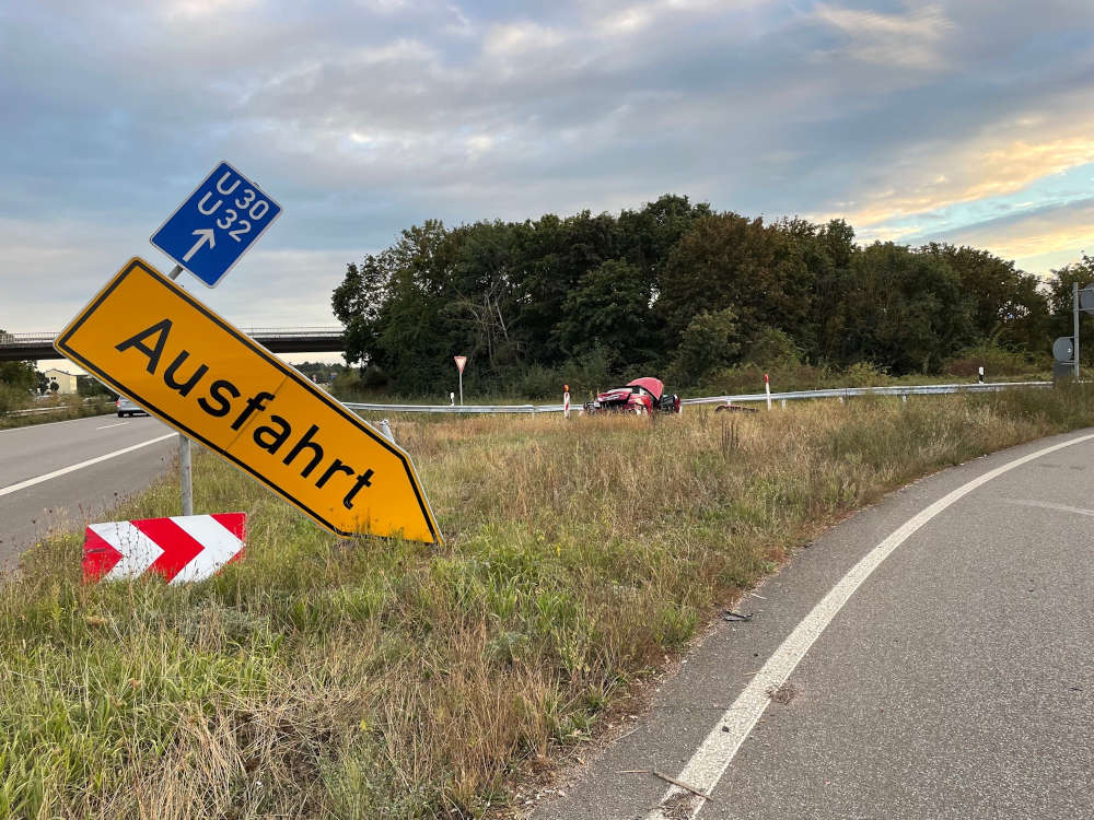 Verkehrsunfall an der Anschlussstelle Otterstadt (Foto: Polizei RLP)