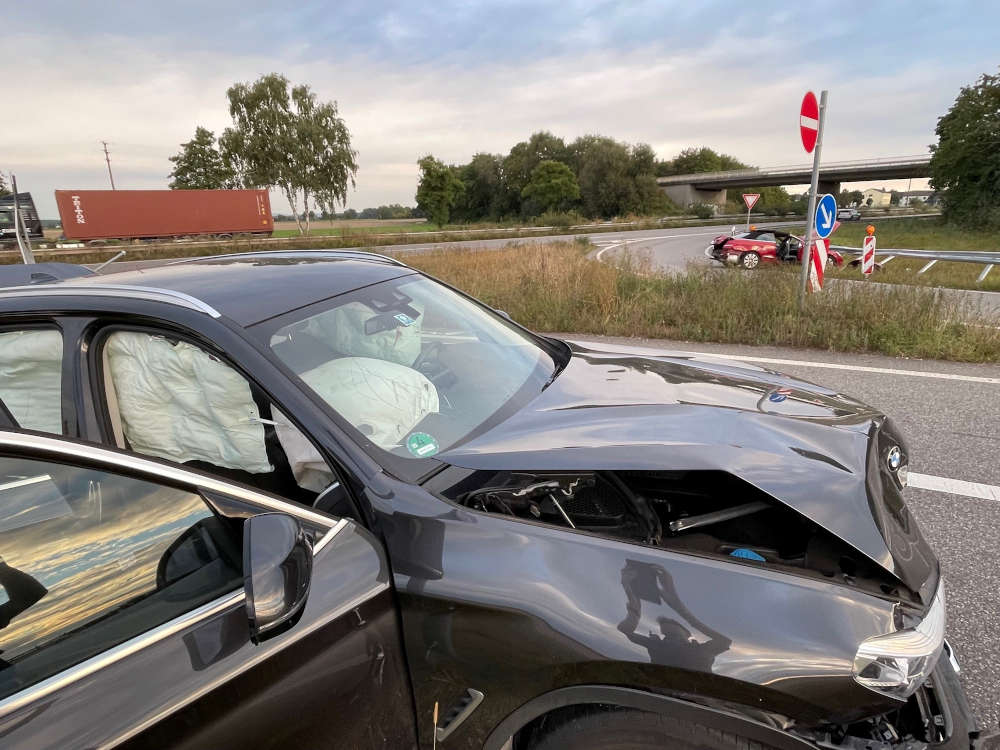 Verkehrsunfall an der Anschlussstelle Otterstadt (Foto: Polizei RLP)