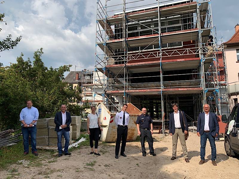 Erster Bürgermeister Jürgen Odszuck (2. v. r.) besucht mit Vertreterinnen und Vertretern der Stadtverwaltung sowie Feuerwehr Heidelberg den Rohbau des Feuerwehrgerätehauses Ziegelhausen, dessen Außenfassade derzeit gestaltet wird. (Foto: Stadt Heidelberg)