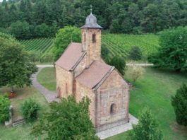 Liegt an der Klingenmünsterer Sternenschleife des Jakobswegs: Nikolauskapelle aus salischer Zeit (Foto: Bezirksverband Pfalz)