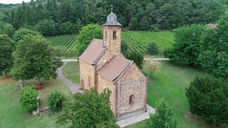 Liegt an der Klingenmünsterer Sternenschleife des Jakobswegs: Nikolauskapelle aus salischer Zeit (Foto: Bezirksverband Pfalz)