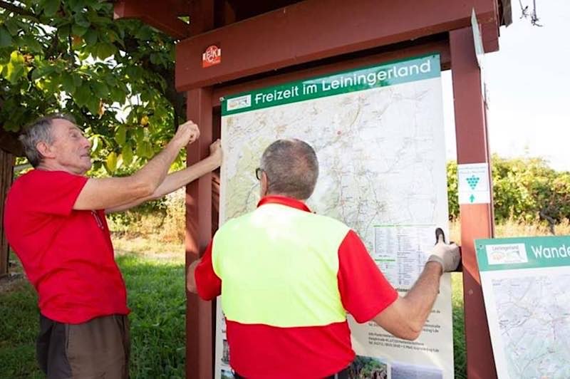 Die ehrenamtlichen Wegewarte Bernhard Schmidt (links) und Peter Dück unterstützen den Tourismusverein „Leiningerland. Das Tor zur Pfalz e. V.“ beim Austausch der Informationstafeln zum Thema „Freizeit im Leiningerland“. Diese stehen aktuell an 24 Standorten der Region. Für die Maßnahme setzte der Verein mehr als 10.000 € ein. (Foto: Bettina Schulz, Carlsberg)