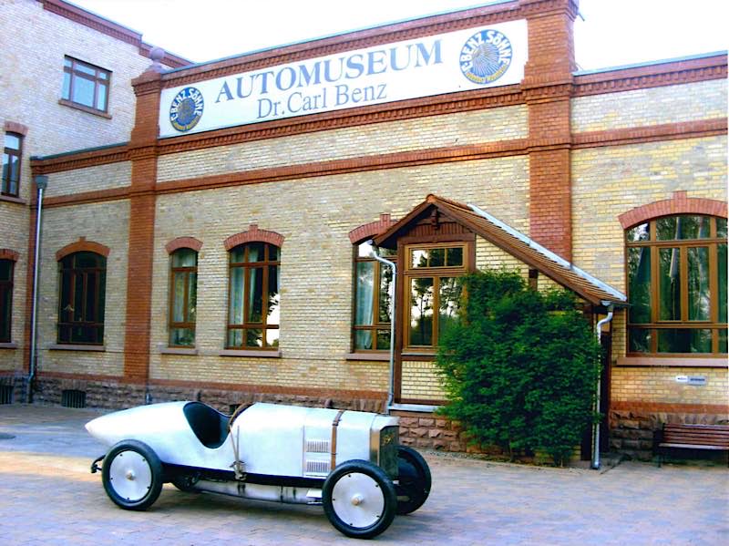 Benz Rennwagen vor dem Museum (Foto: Automuseum Dr. Carl Benz)