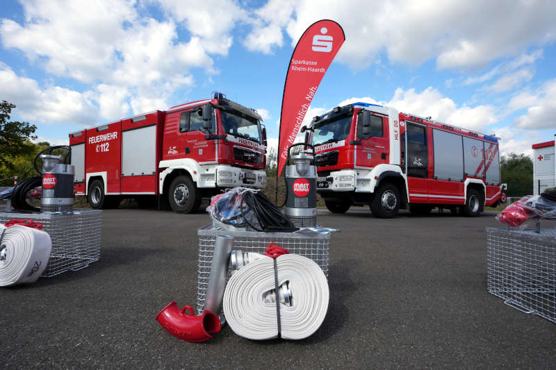 Übergabe der Tauchpumpen-Sets an acht Feuerwehr im Landkreis Bad Dürkheim (Foto: Holger Knecht)