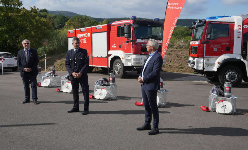 Übergabe der Tauchpumpen-Sets an acht Feuerwehr im Landkreis Bad Dürkheim (Foto: Reinhard Schnell)