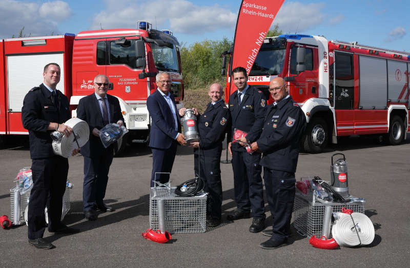 Übergabe der Tauchpumpen-Sets an acht Feuerwehr im Landkreis Bad Dürkheim (Foto: Holger Knecht)