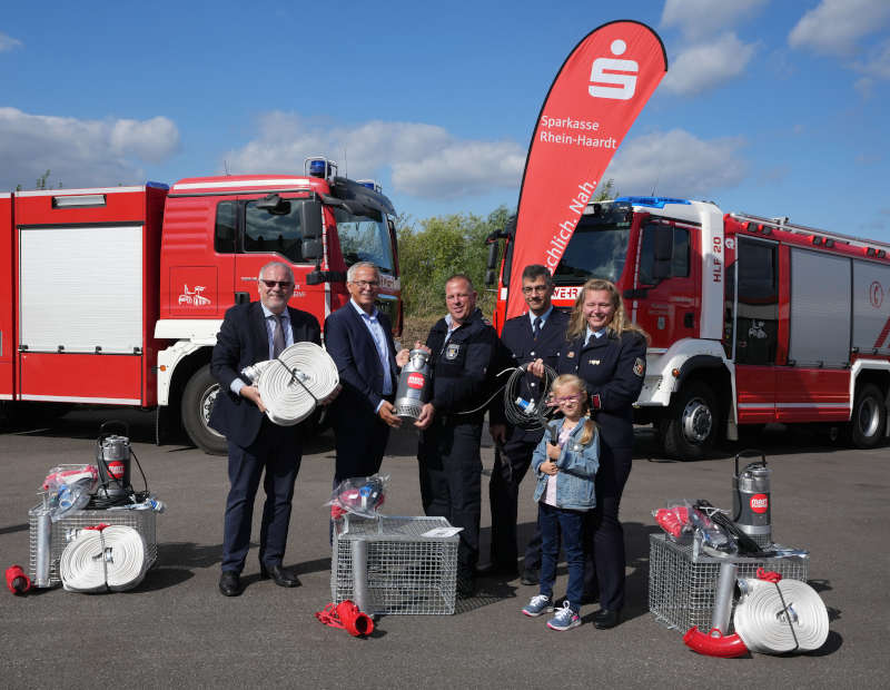 Übergabe der Tauchpumpen-Sets an acht Feuerwehr im Landkreis Bad Dürkheim (Foto: Reinhard Schnell)