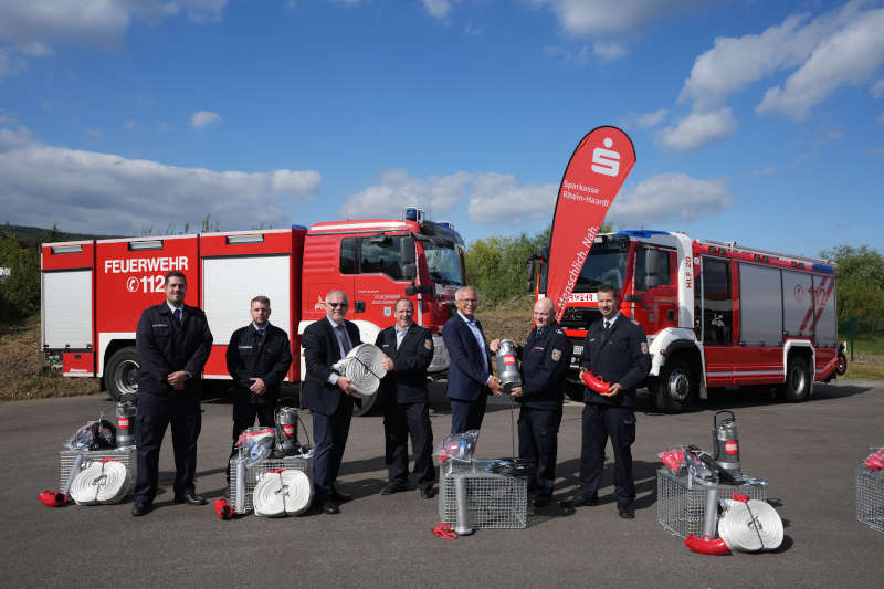 Übergabe der Tauchpumpen-Sets an acht Feuerwehr im Landkreis Bad Dürkheim (Foto: Holger Knecht)