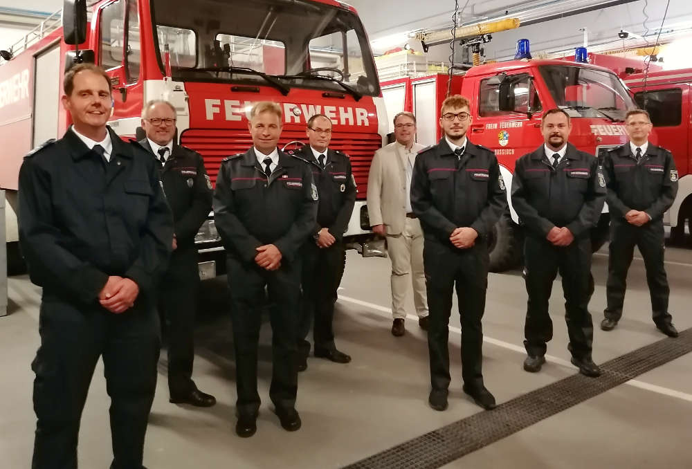 Die geehrten, langjährigen Mitglieder der Feuerwehr Haßloch für ihre 15-, 25- und 35-jährige Feuerwehrzugehörigkeit im Kreis von Wehrleiter Marco Himmighöfer, Stellvertreter Christian Betzel und Bürgermeister Tobias Meyer. (Foto: Gemeindeverwaltung Haßloch)