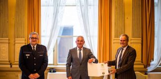 Von links: Polizeipräsident Siegfried Kollmar, Innenminister Thomas Strobl und Oberbürgermeister Prof. Dr. Eckart Würzner bei der Unterzeichnung der Sicherheitspartnerschaft in Heidelberg. (Foto: Tobias Dittmer)