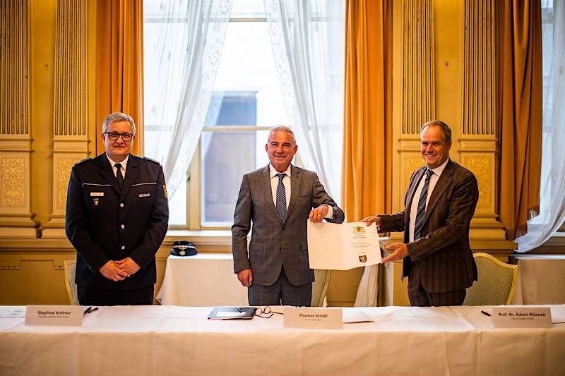 Von links: Polizeipräsident Siegfried Kollmar, Innenminister Thomas Strobl und Oberbürgermeister Prof. Dr. Eckart Würzner bei der Unterzeichnung der Sicherheitspartnerschaft in Heidelberg. (Foto: Tobias Dittmer)