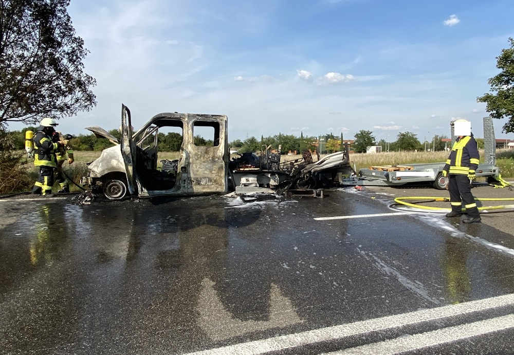 Ausgebrannter Pritschenwagen (Foto: Polizei RLP)