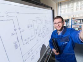 Beim Aktionstag für technische Ingenieurstudiengänge am 6. Oktober können junge Menschen erfahren, was sich hinter den dualen Studiengängen in den Bereichen Elektrotechnik und Maschinenbau bei BASF verbirgt. (Foto: BASF SE)