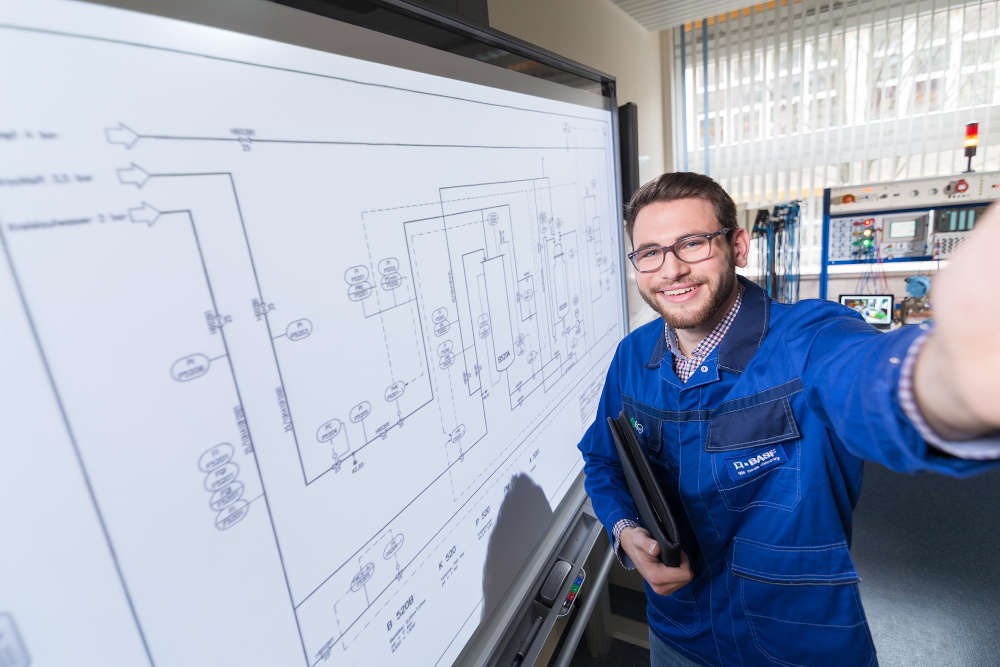 Beim Aktionstag für technische Ingenieurstudiengänge am 6. Oktober können junge Menschen erfahren, was sich hinter den dualen Studiengängen in den Bereichen Elektrotechnik und Maschinenbau bei BASF verbirgt. (Foto: BASF SE)