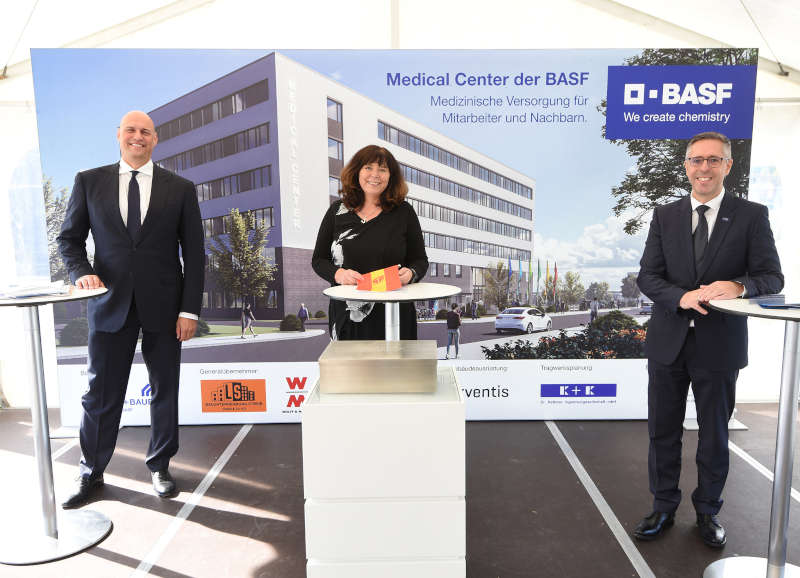 Zur Grundsteinlegung des BASF Medical Centers waren heute Dr. Dennis Fanelsa, Leiter Site Management Ludwigshafen, Jutta Steinruck, Oberbürgermeisterin von Ludwigshafen und Prof. Dr. Christoph Oberlinner, Chief Medical Officer der BASF, zusammengekommen. (Foto: BASF / Marcus Schwetasch)