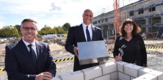 Dr. Dennis Fanelsa, Leiter Site Management Ludwigshafen, Jutta Steinruck, Oberbürgermeisterin von Ludwigshafen und Prof. Dr. Christoph Oberlinner, Chief Medical Officer der BASF, befüllten eine Zeitkapsel unter anderem mit einem Werks- und einem Bauplan, einer aktuellen Tageszeitung und einer Schutzmaske. (Foto: BASF / Marcus Schwetasch)