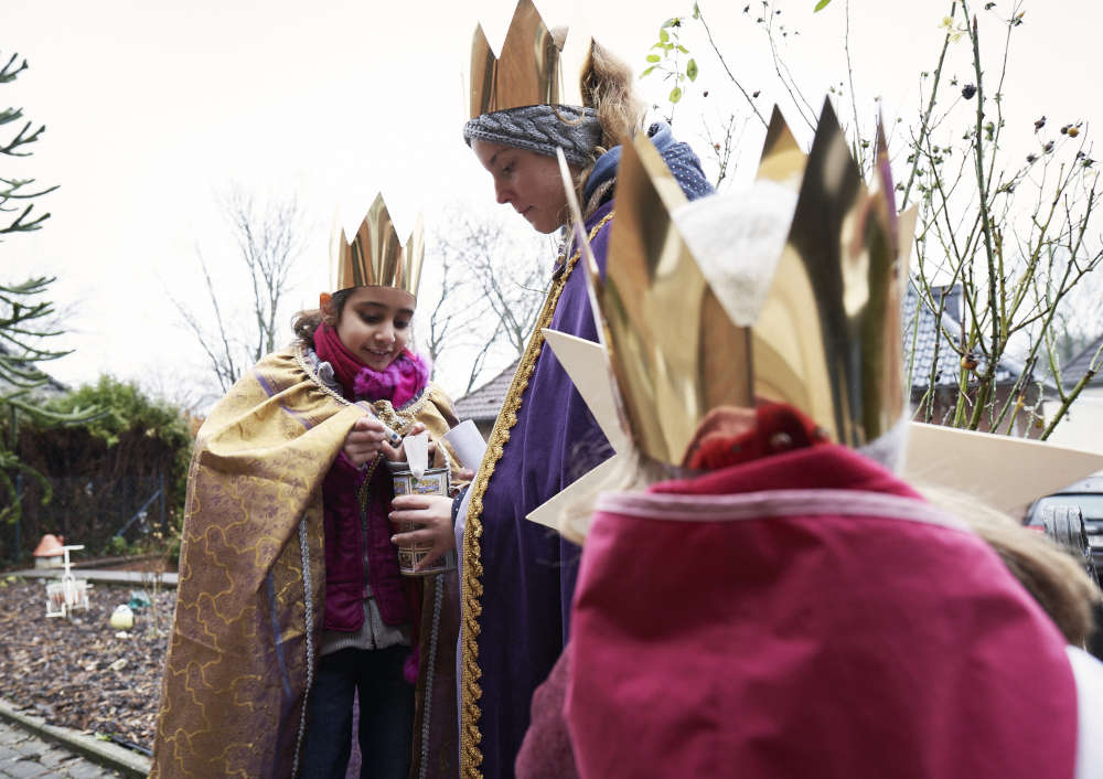 Tausende Sternsinger sind jedes Jahr überall in Deutschland unterwegs und sammeln bei ihrer Aktion Dreikönigssingen Spenden für Gleichaltrige in den armen Ländern des Südens. (Foto: Benne Ochs / Kindermissionswerk)