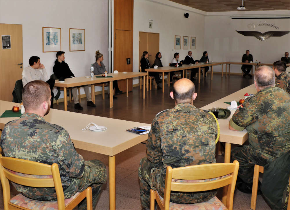 Gesprächsrunde (Foto: StFw Frank Wiedemann)