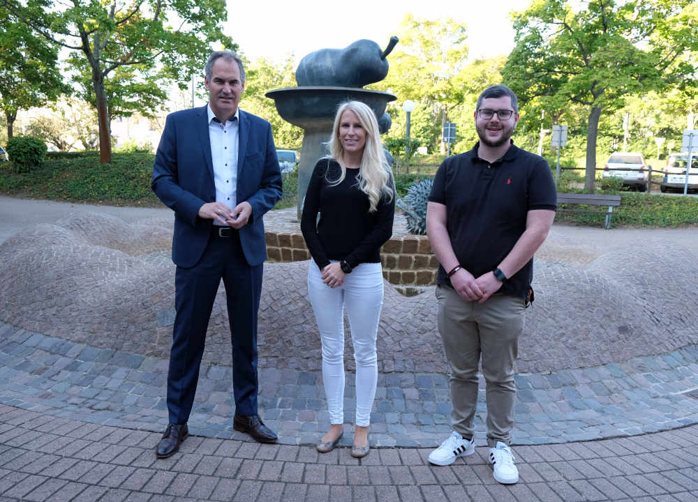 Landrat Dietmar Seefeldt mit den Zensus-Verantwortlichen im Kreis SÜW: Melissa Zwick und Bastian Dietrich. (Foto: Kreisverwaltung Südliche Weinstraße)