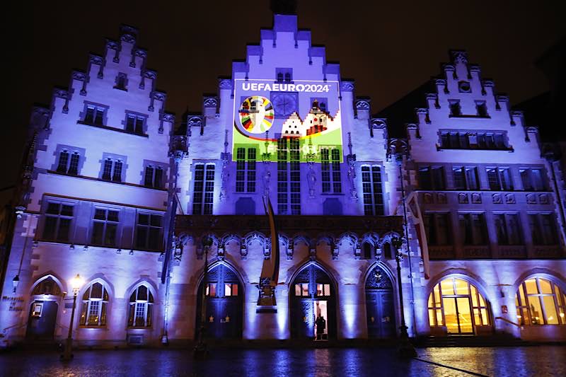 Das Logo auf der Fassade des Römers. Copyright Stadt Frankfurt, Foto: Maik Reuß Illumination auf der Römerfassade. (Quelle: Stadt Frankfurt, Foto: Maik Reuß)