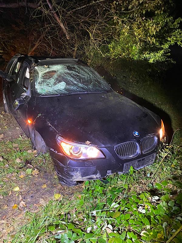 Die Verfolgungsfahrt endete an einer Brückenbegrenzung (Foto: Polizei RLP)