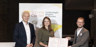 v.l.: Jochen Ehlgötz, Geschäftsführer der TechnologieRegion Karlsruhe GmbH, Yulia Wildhagen, stellvertretende Leiterin des Welcome Center TechnologieRegion Karlsruhe, Johannes Graf-Hauber, Geschäftsführender Direktor STAATSTHEATER (Foto: Chris Frühe)