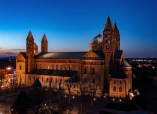 Nachtaufnahme des Speyerer Doms (Foto: Domkapitel Speyer / Klaus Landry)