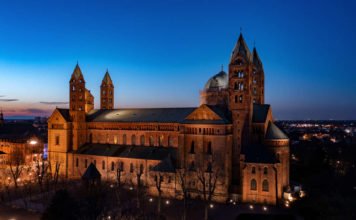 Nachtaufnahme des Speyerer Doms (Foto: Domkapitel Speyer / Klaus Landry)
