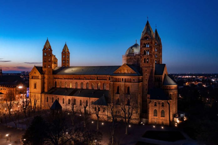 Nachtaufnahme des Speyerer Doms (Foto: Domkapitel Speyer / Klaus Landry)