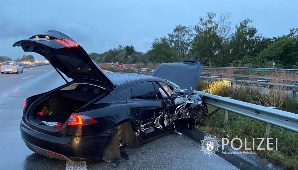 Unfall mit E-Auto (Foto: Polizei RLP)