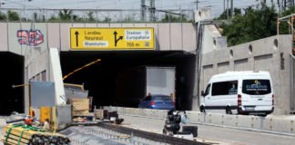 Östliches Tunnelportal mit Schilderbrücke (Foto: Sabine Enderle, Stadt Karlsruhe)