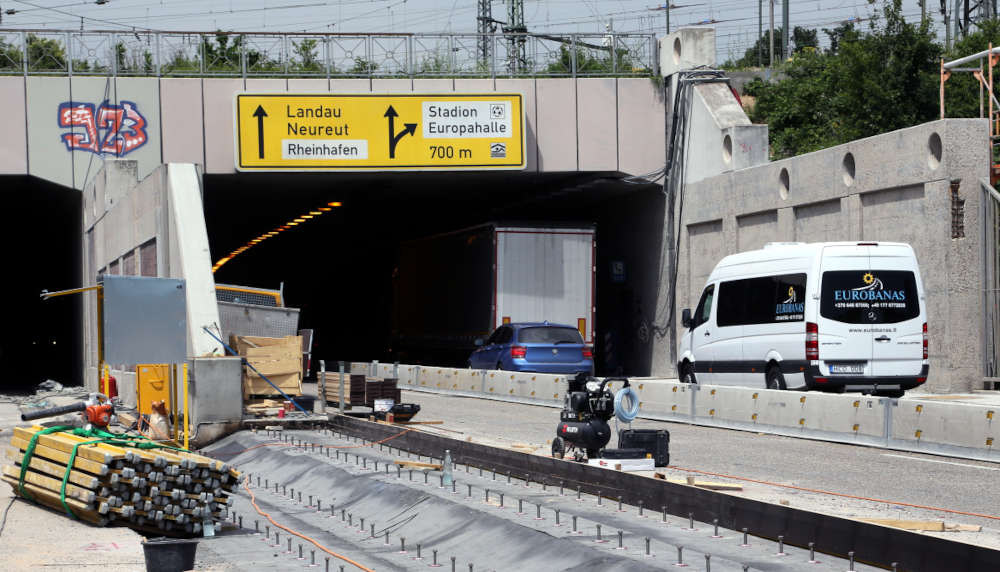 Östliches Tunnelportal mit Schilderbrücke (Foto: Sabine Enderle, Stadt Karlsruhe)