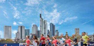 Läuferinnen und Läufer vor der Frankfurter Skyline (Foto: Mainova Frankfurt Marathon)