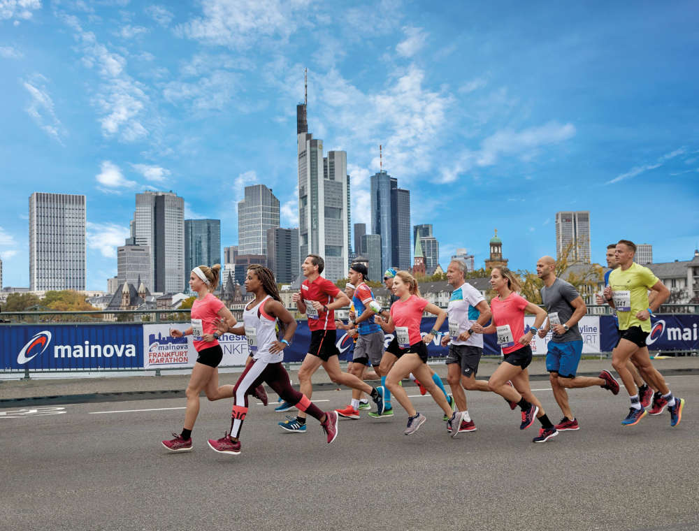 Läuferinnen und Läufer vor der Frankfurter Skyline (Foto: Mainova Frankfurt Marathon)