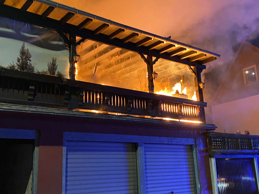 Feuerschein auf der Terrasse (Foto: Feuerwehr VG Lambrecht)