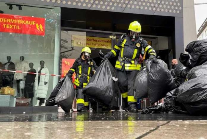 Im ersten Stock war Verpackungsmaterial in Brand geraten © Feuerwehr Frankfurt